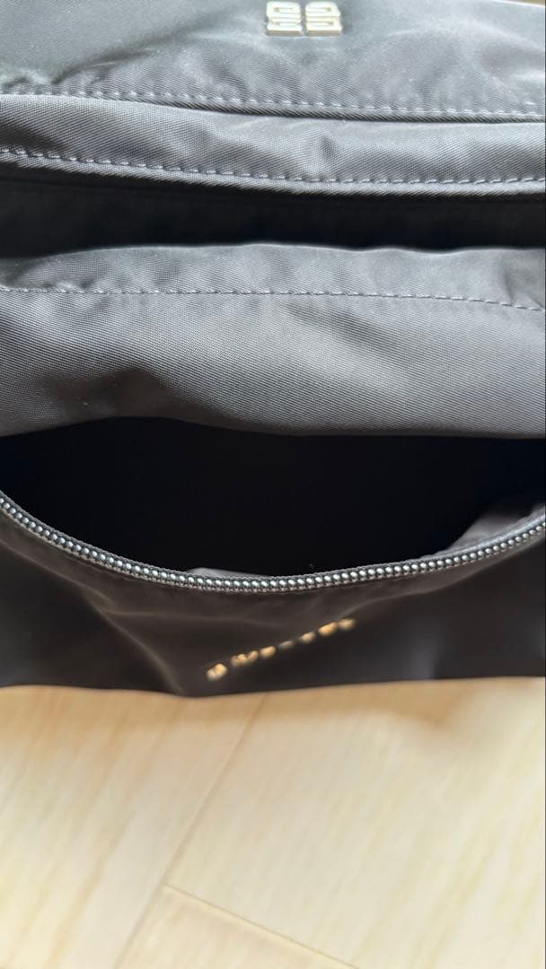 GIVENCHY エッセンシャル U ボディバッグ ブラック