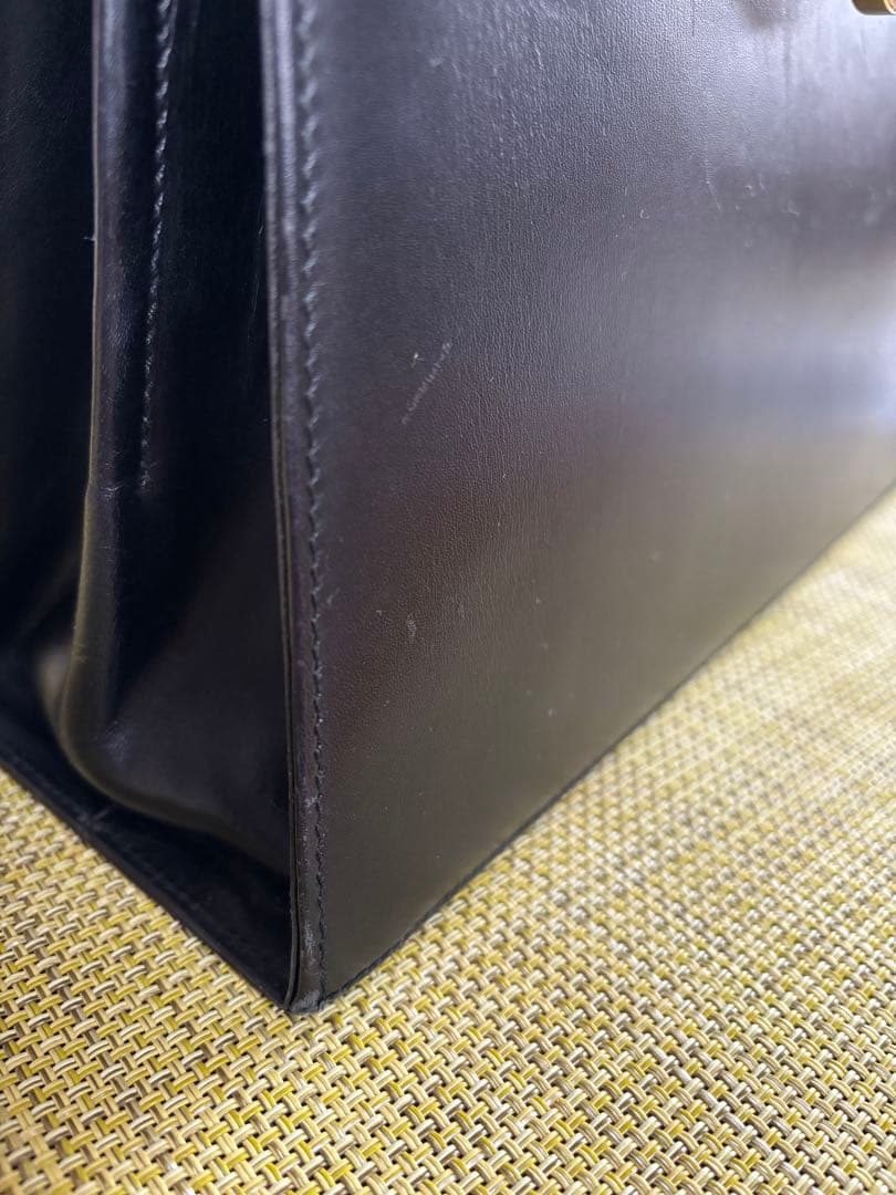 フェラガモ ガンチーニ黒ハンドバッグ　ショルダーストラップ付き