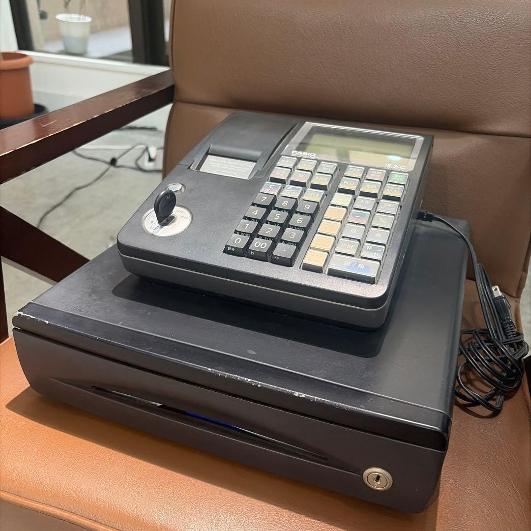 CASIO TE-300 レジスター　普通紙新品のロールペーパー四巻付き