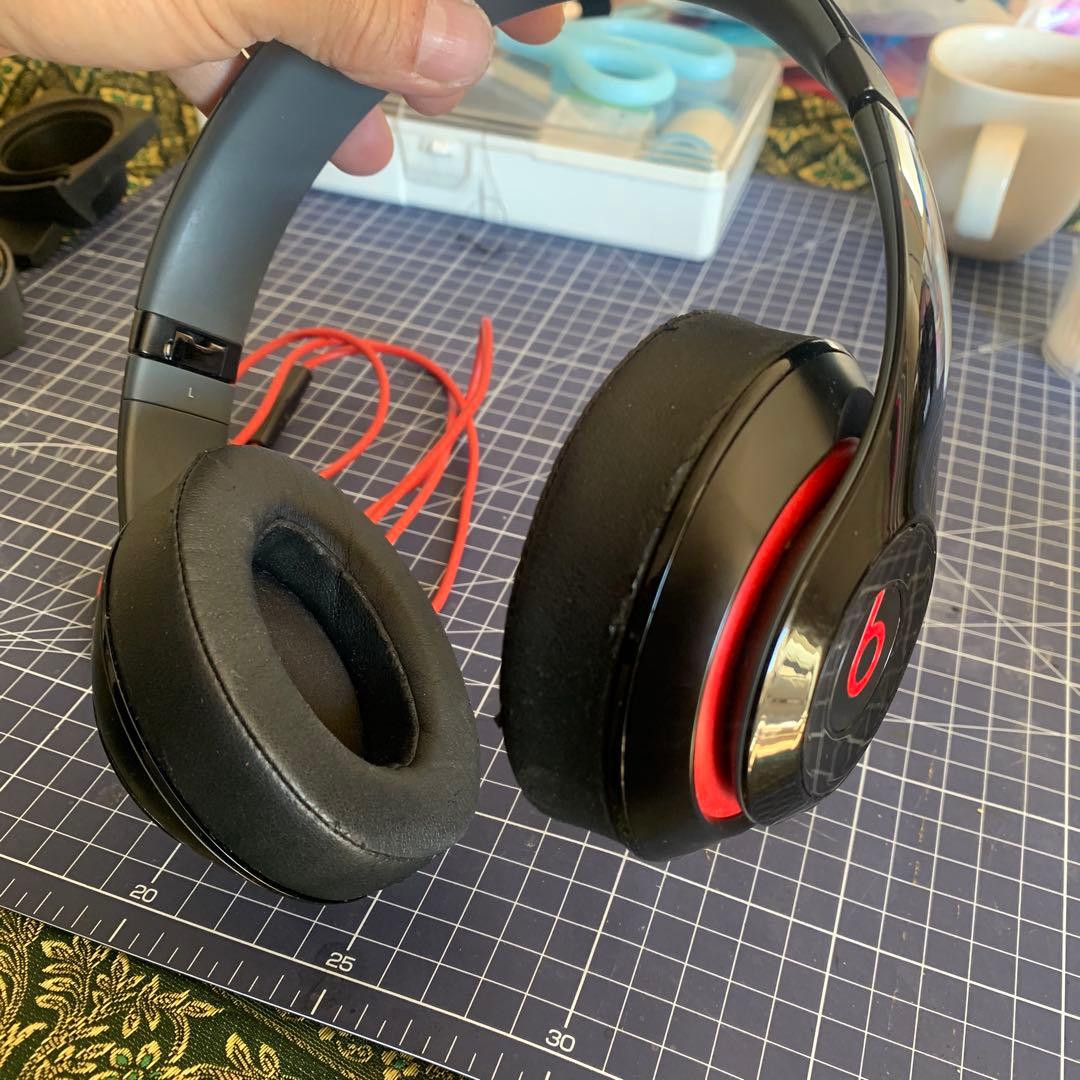 Beatsヘッドフォン ブラック 赤いケーブル付き