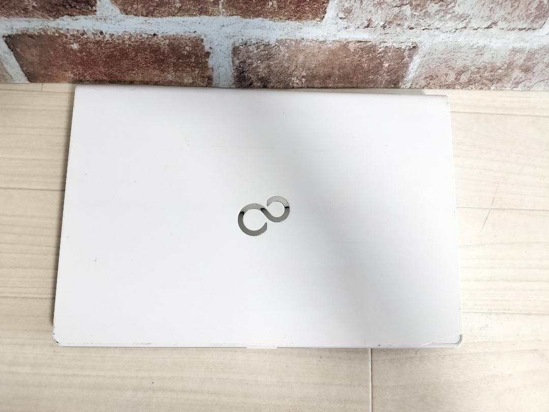 表が白、中はシルバーの富士通お洒落ノートPC★windows11⓪