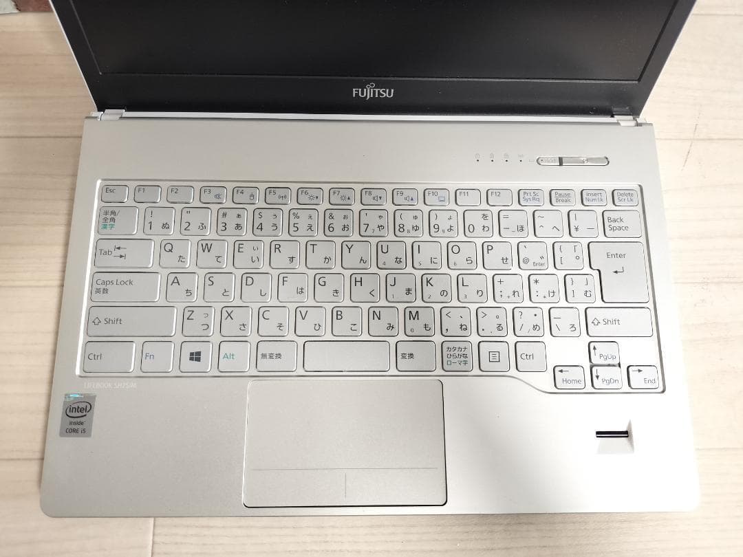 表が白、中はシルバーの富士通お洒落ノートPC★windows11⓪