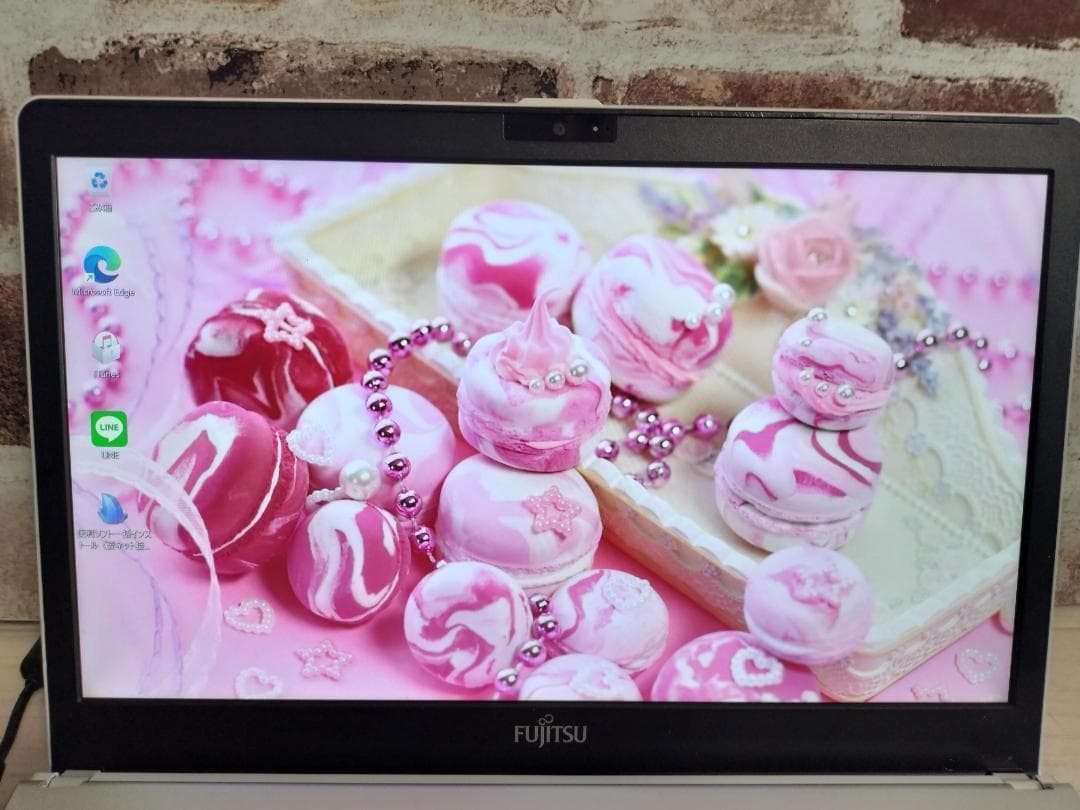 表が白、中はシルバーの富士通お洒落ノートPC★windows11⓪