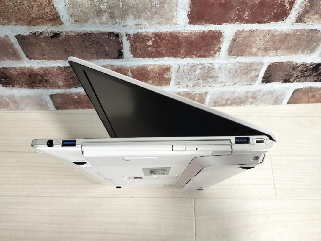 表が白、中はシルバーの富士通お洒落ノートPC★windows11⓪