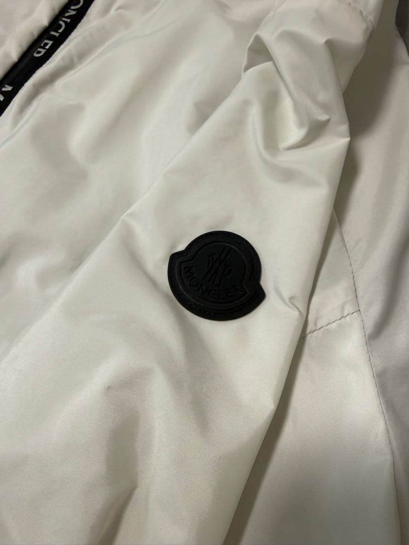 モンクレール ホワイトナイロンジャケット