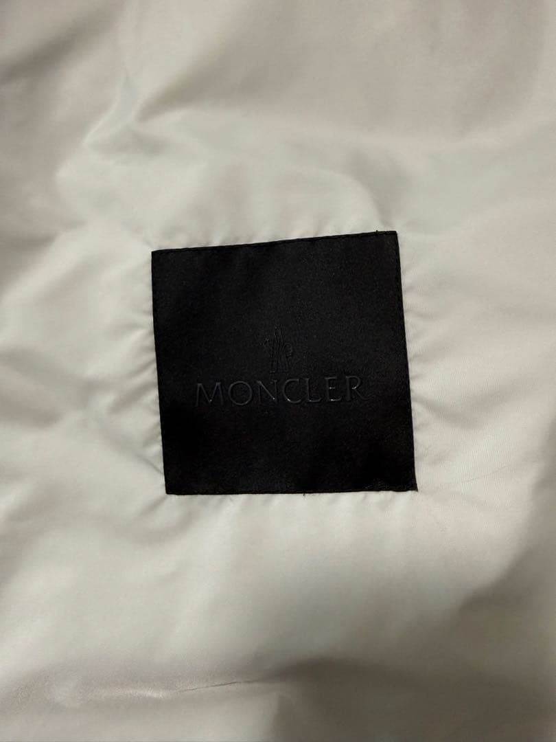 モンクレール ホワイトナイロンジャケット