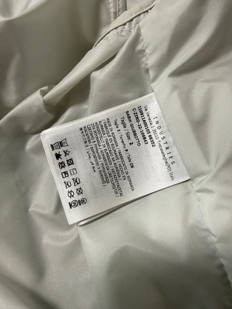 モンクレール ホワイトナイロンジャケット