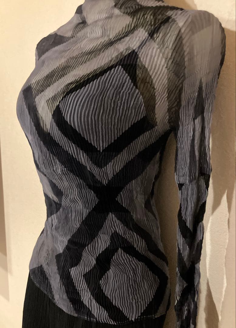 イッセイミヤケ　プリーツプリーズ　長袖　カットソー