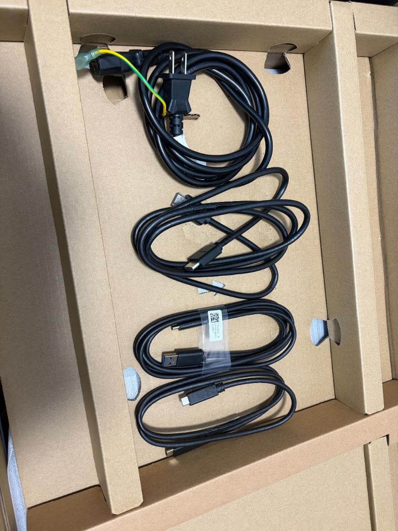 Dell U2720QM 27インチ 4K モニター①