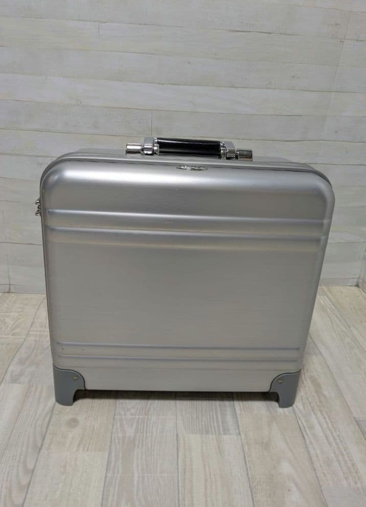 無骨でかっこいい！ゼロハリバートン　アルミキャリーケース