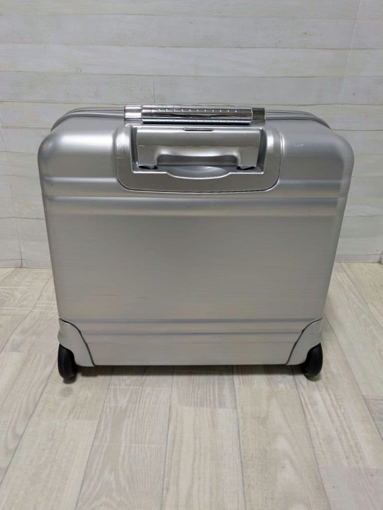 無骨でかっこいい！ゼロハリバートン　アルミキャリーケース
