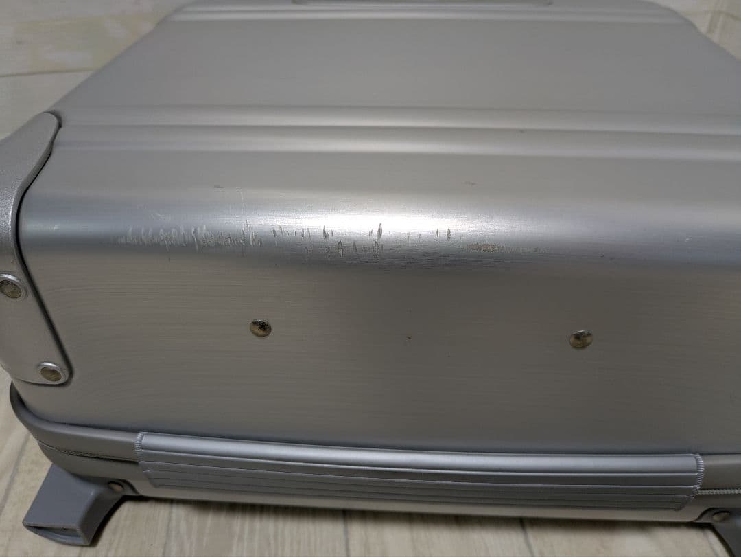 無骨でかっこいい！ゼロハリバートン　アルミキャリーケース