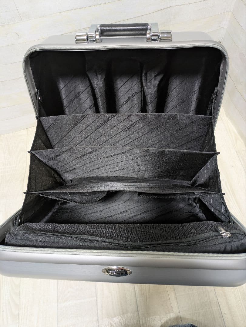 無骨でかっこいい！ゼロハリバートン　アルミキャリーケース