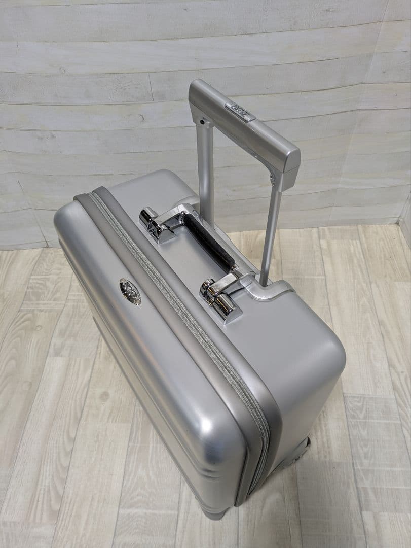 無骨でかっこいい！ゼロハリバートン　アルミキャリーケース