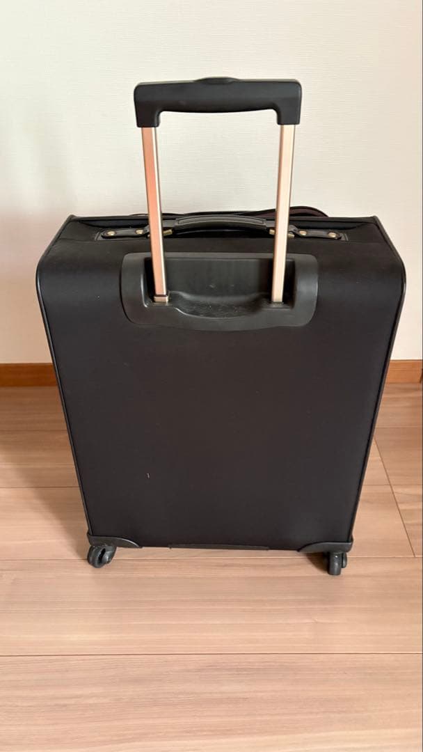 黒のキャリーケース 4輪キャスター付き
