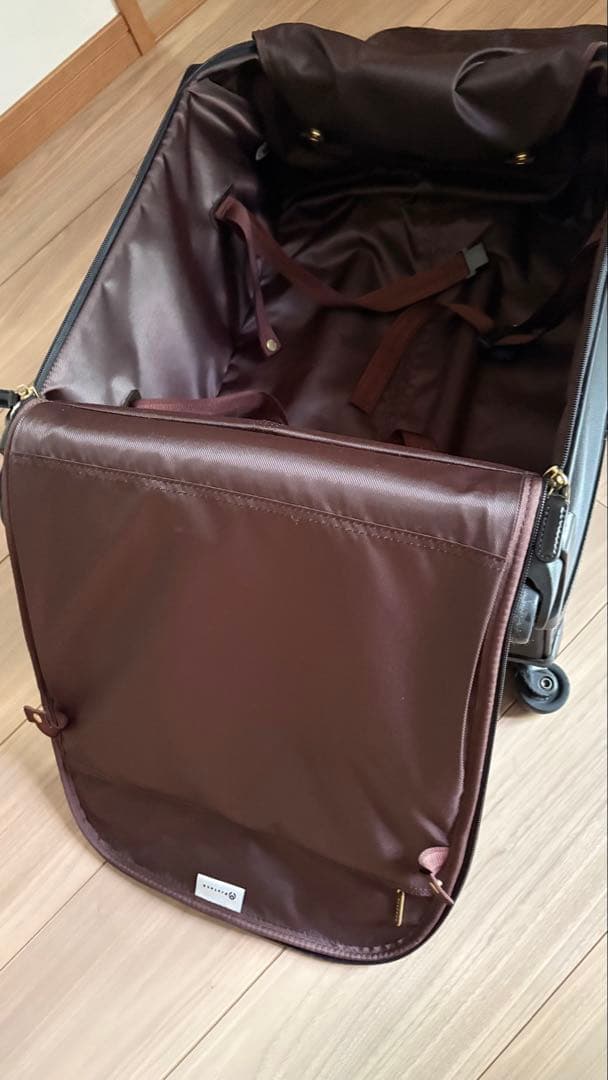 黒のキャリーケース 4輪キャスター付き