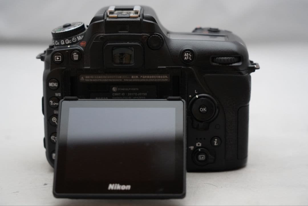 ニコン D7500 ボディ 1眼レフデジタルカメラ 実用品 扱いやすい高性能機