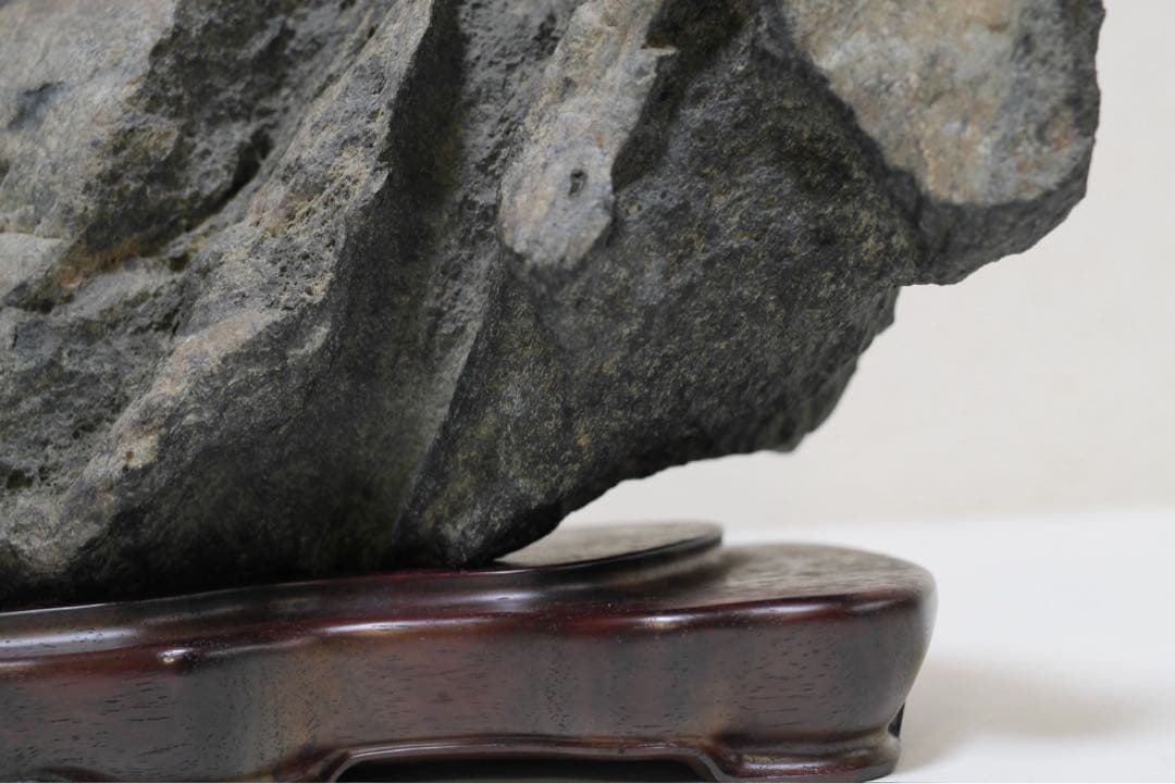 福岡県　千仏石　紫檀台座、箱付き　鑑賞用石　水石　天然石