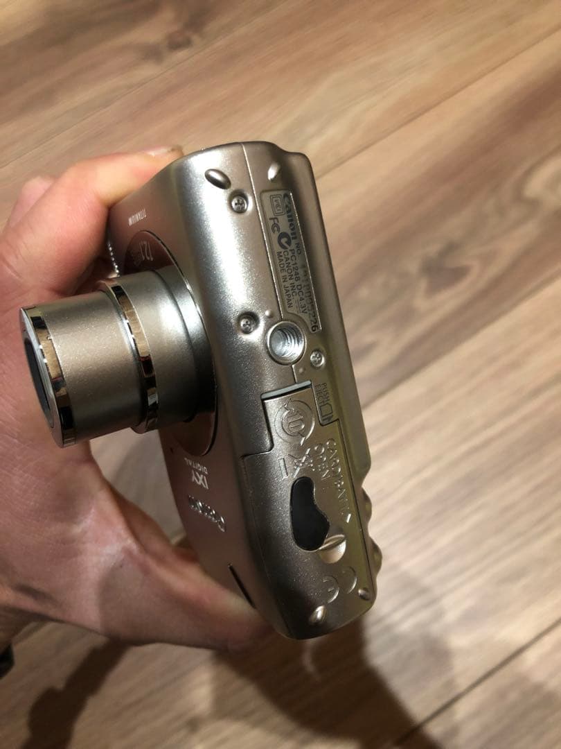 Canon IXY DIGITAL2000 ISの出品です。