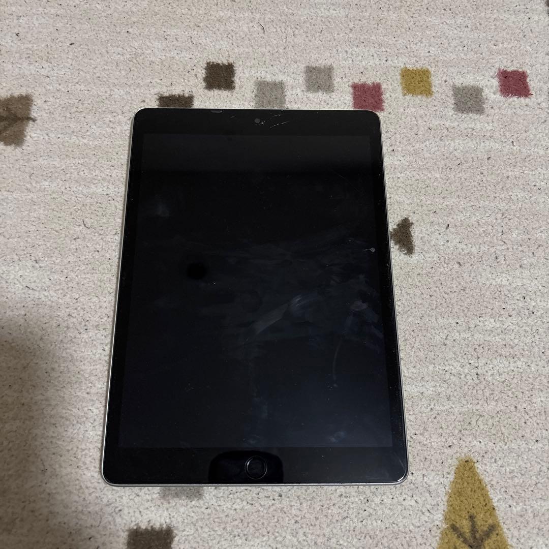 第9世代　無印　Apple iPad シルバー 本体