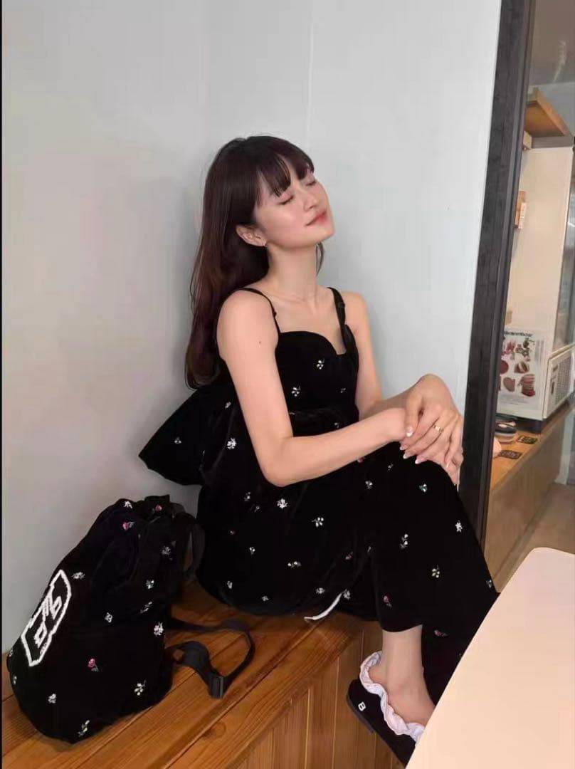 Bibiy. ブラック フラワー刺繍 トップス