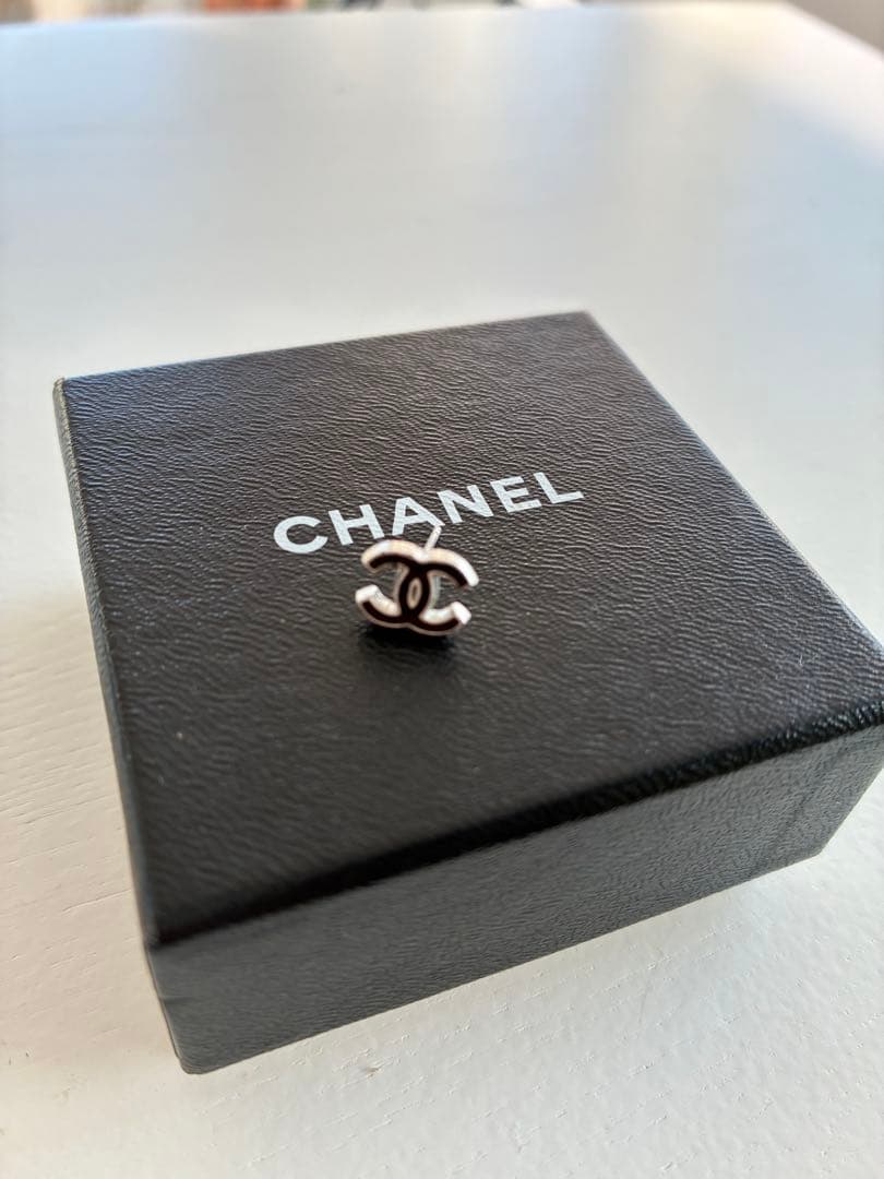 CHANEL シルバー ロゴピアス　（片耳のみ）