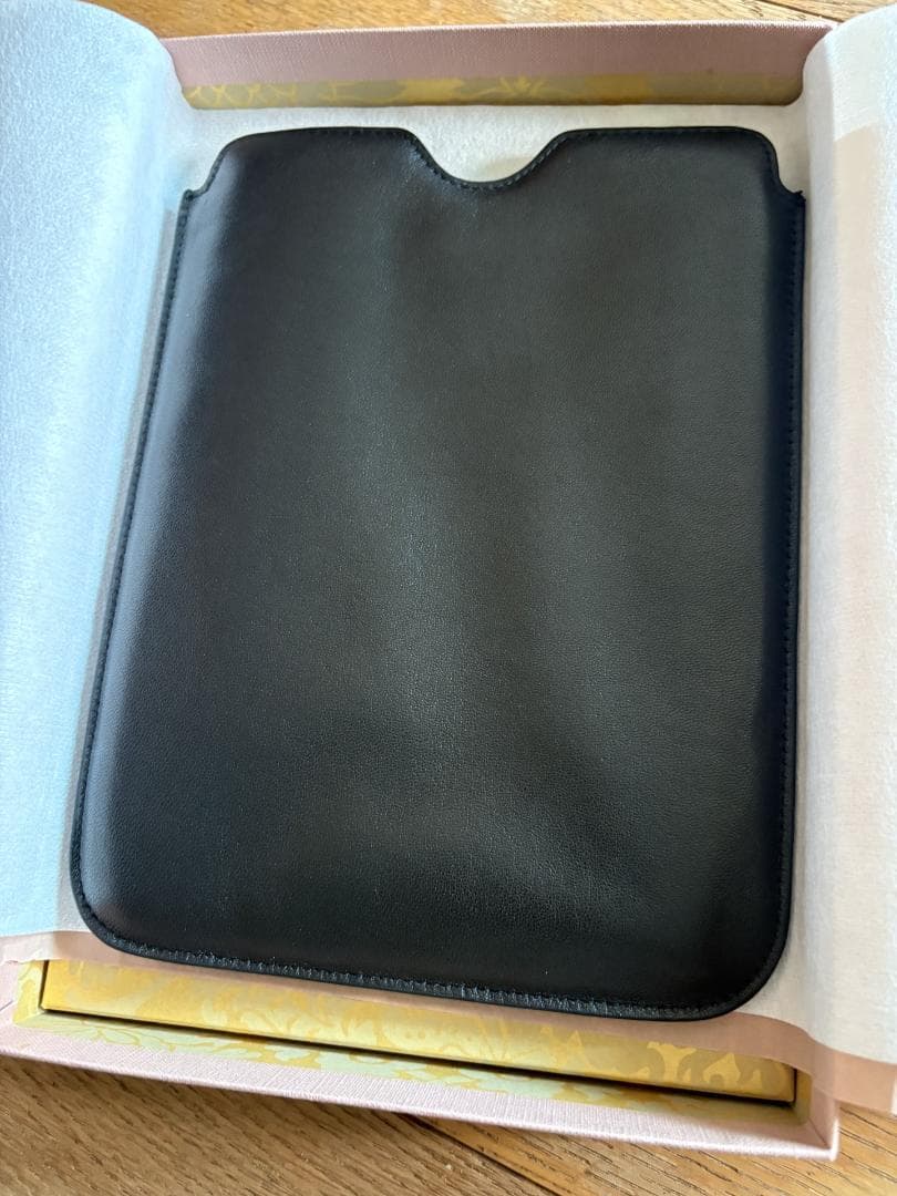 新品　MIU MIU iPadレザーケース