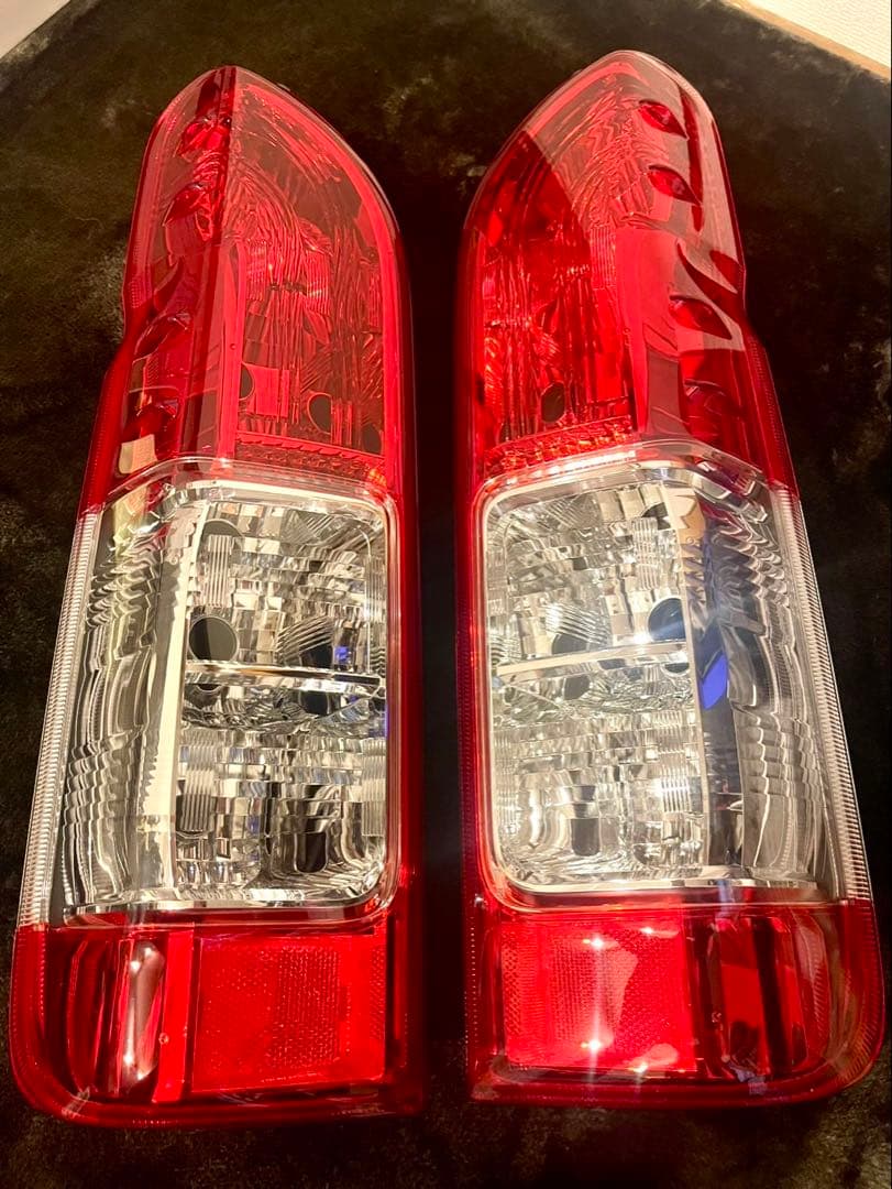 美品 ハイエース8型 純正テールランプ 新車外し 電球無し