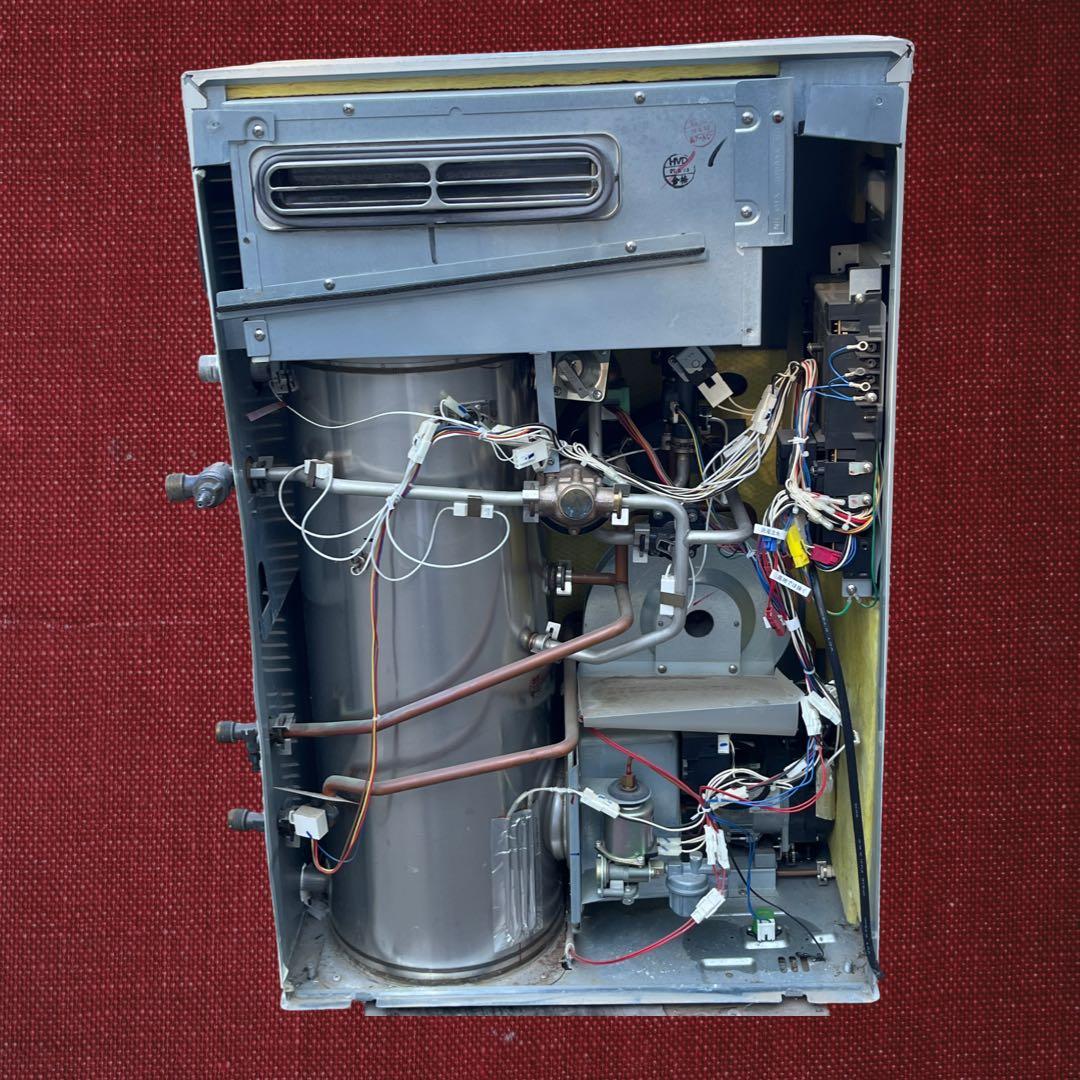 （中古品）石油ボイラー 株式会社ノーリツ OTX-305AYV、2015年製。