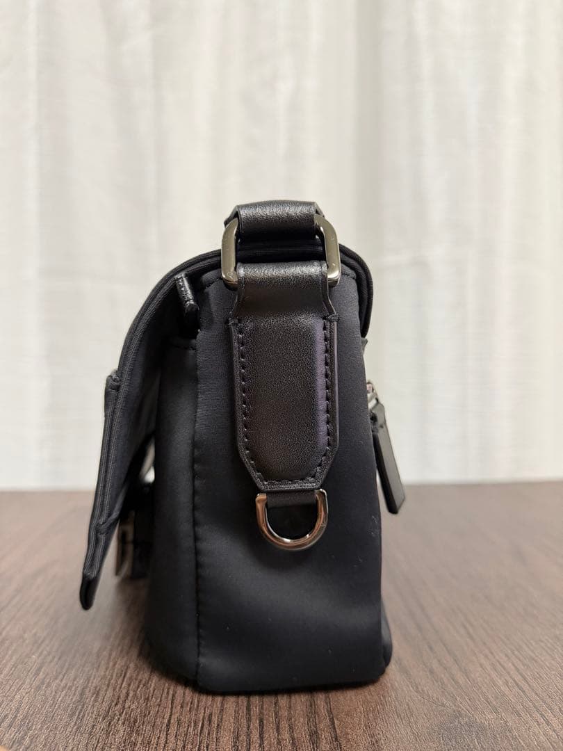 TUMI ブラック ショルダーバッグ