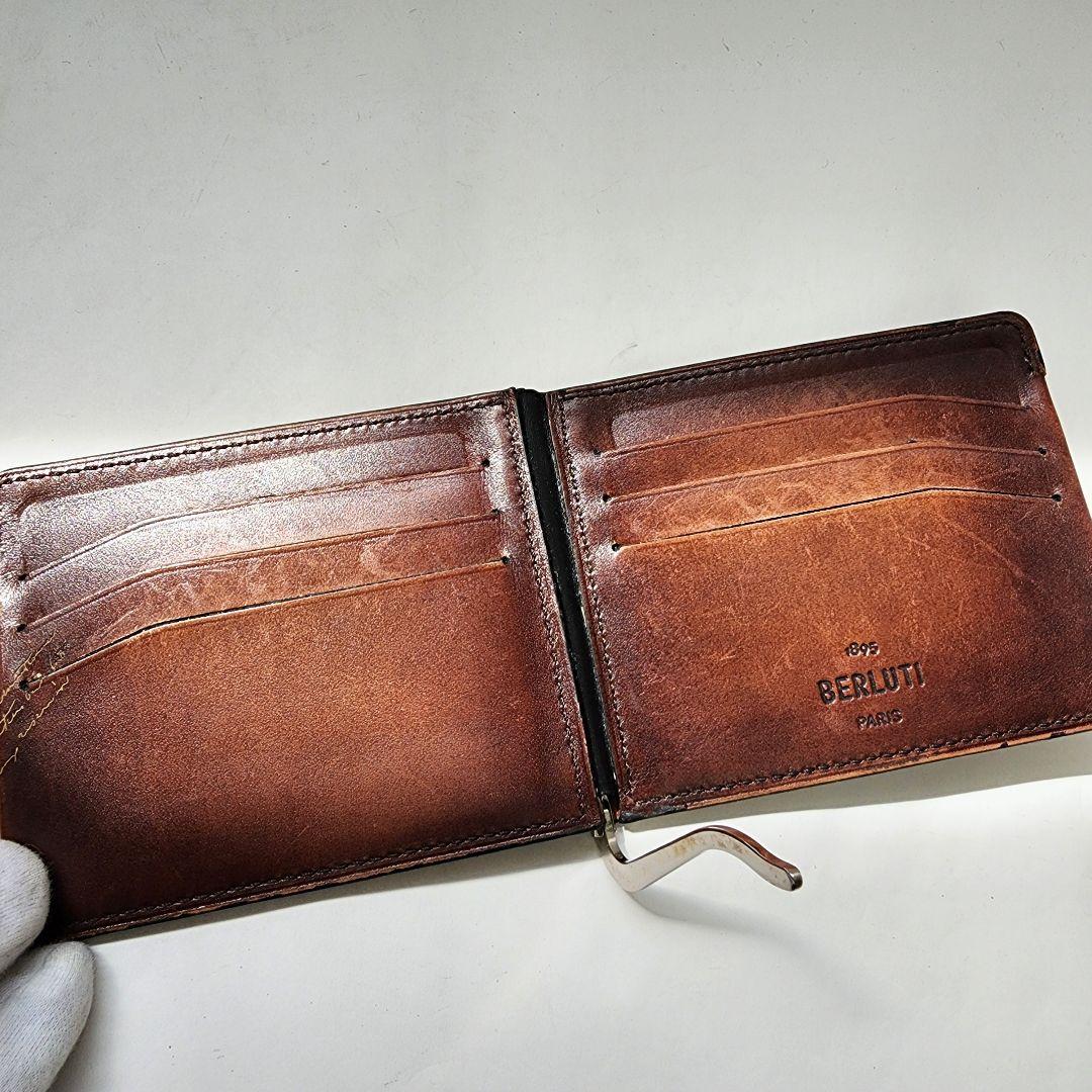 【良品】ベルルッティ カリグラフィ マネークリップ 折り財布 ブラウン系 レザー