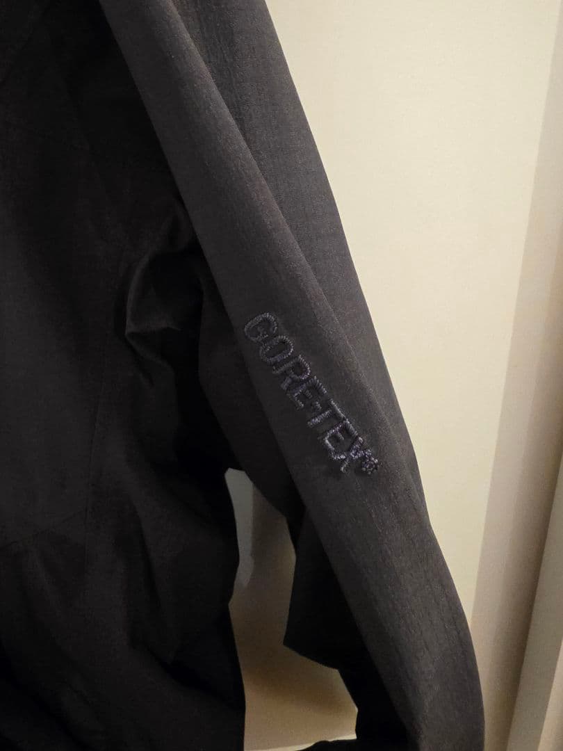 ARC'TERYX GORE-TEX フード付きジャケット ブラック