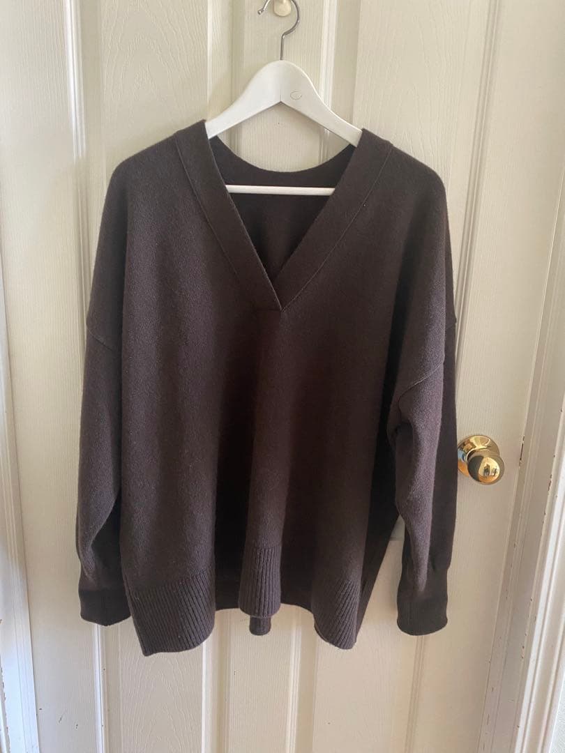 Deuxleme Class OLBIA Vネックプルオーバー