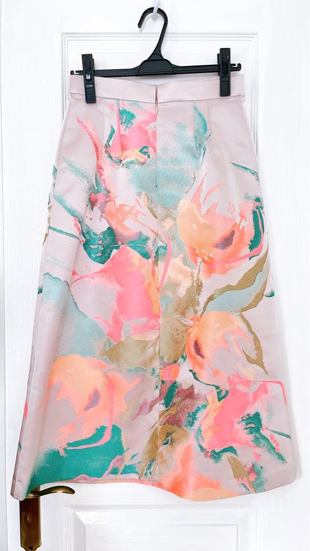 アート柄　ジャガードサテンスカー新品未使用