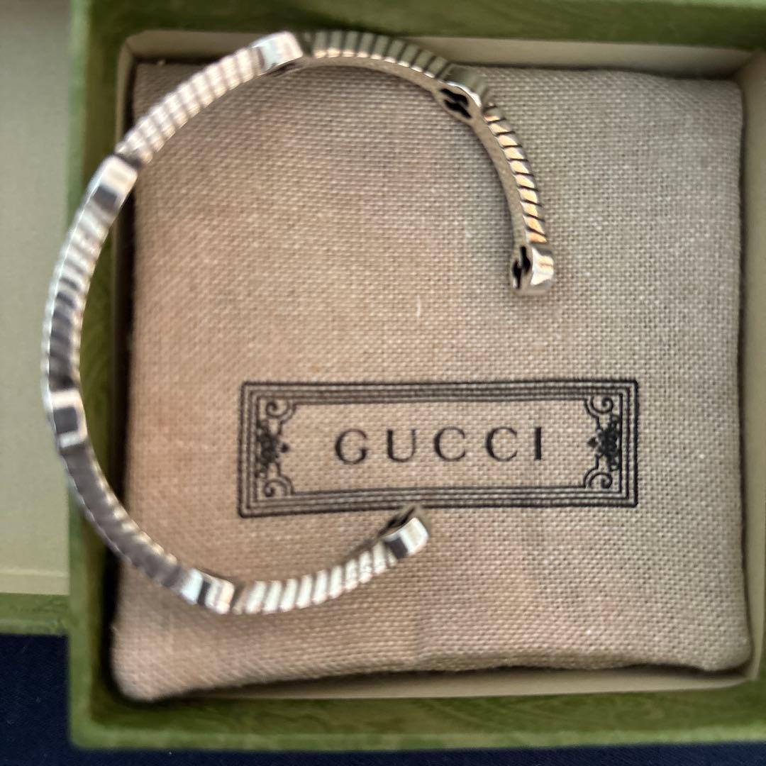GUCCI シルバーロゴブレスレット