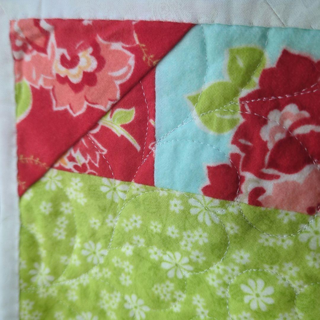 完全オリジナル！ミシンキルトタペストリー ピンクスクエアモチーフ