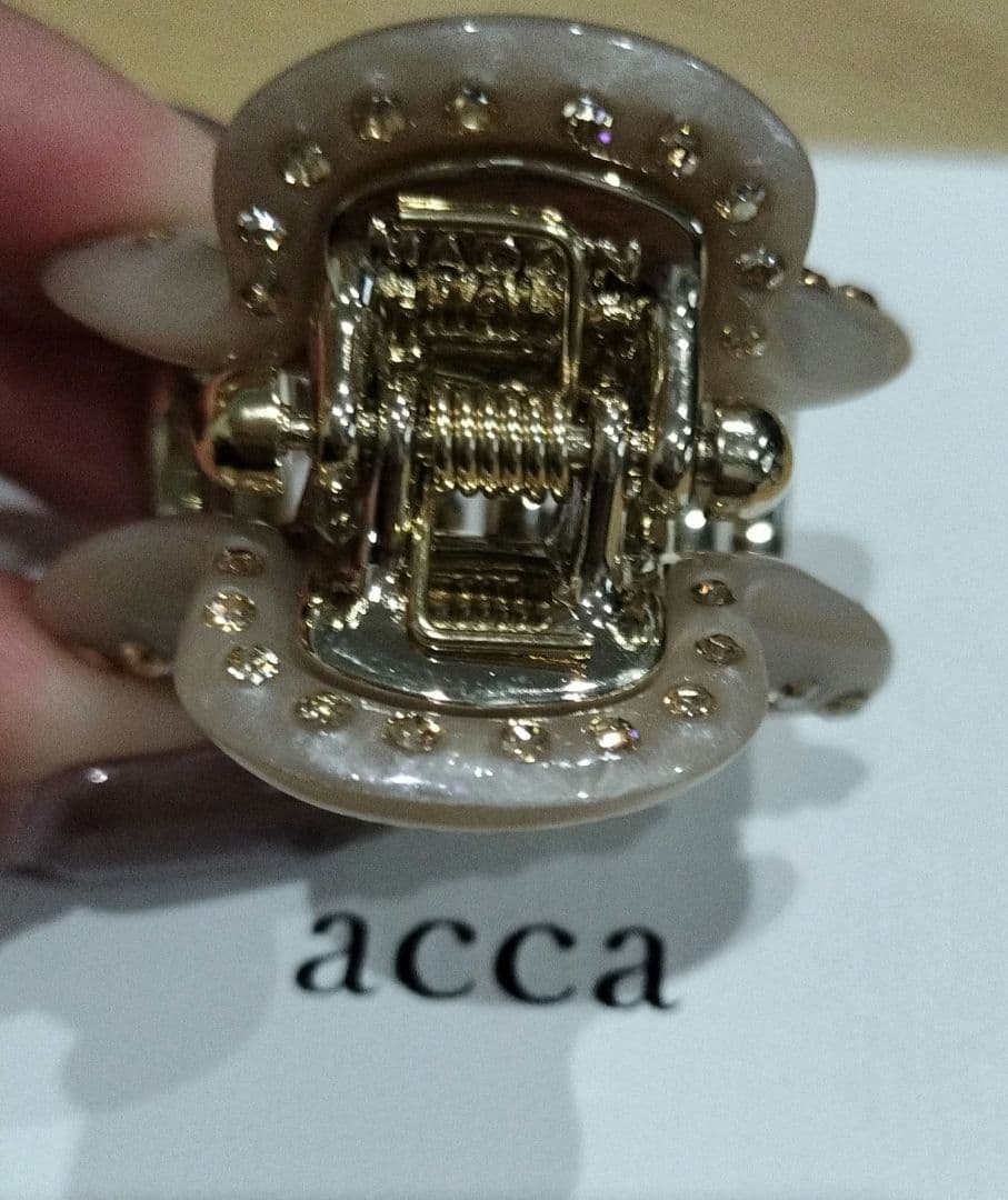 acca ベージュ ヘアクリップ