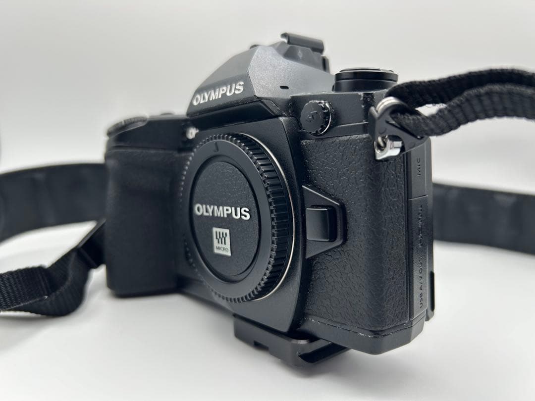 OLYMPUS OM-D E-M1 オリンパス カメラ 箱&付属品 リュック付き