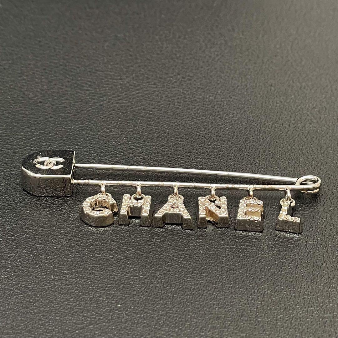 シャネル ロゴ ラインストーン ピン ブローチ コサージュ シルバー 01P