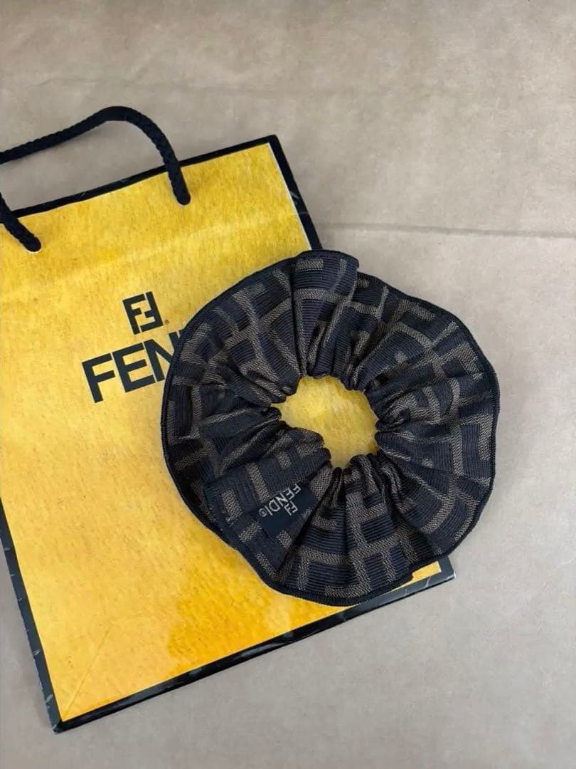 FENDI ロゴ入りシュシュ
