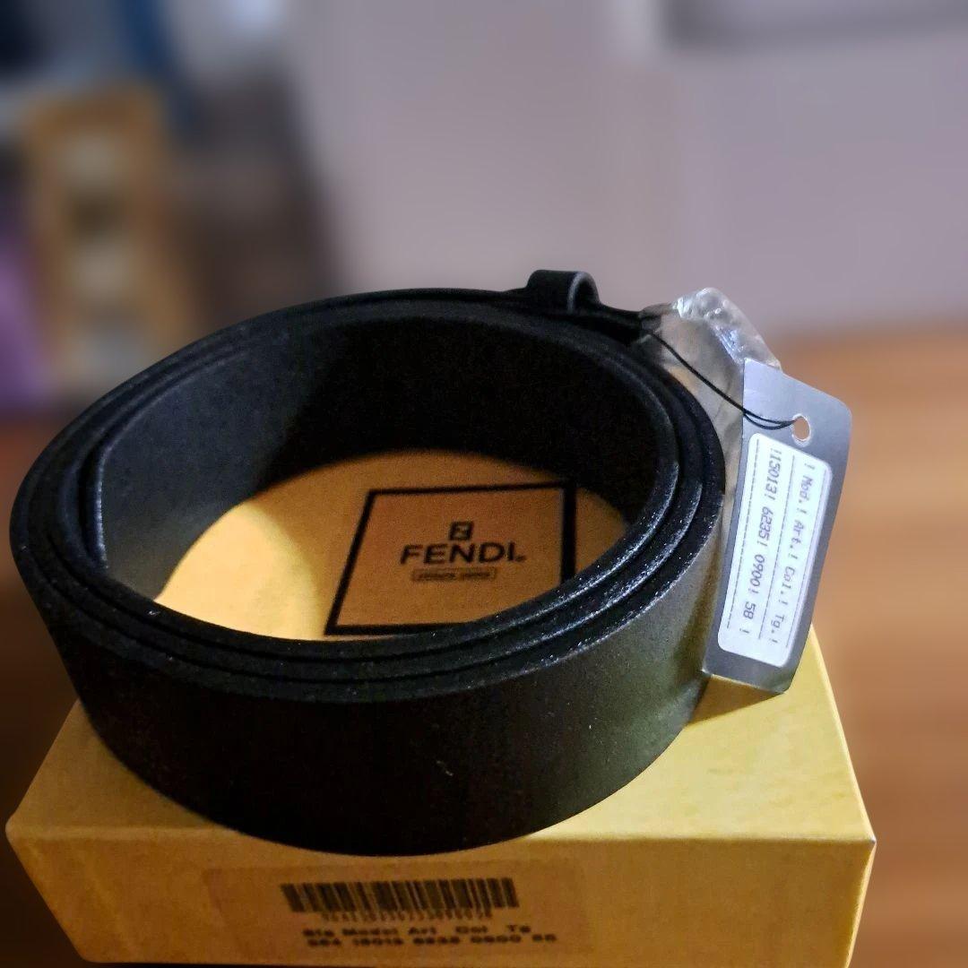 新品、未使用FENDI イタリア製ブラックレザーロゴベルト　ズッカ柄　Zucca