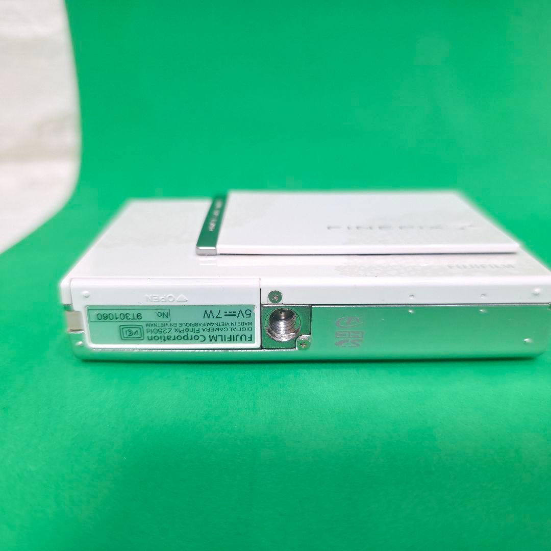 379】【美品】FinePix Z250fd コンパクトデジタルカメラ ホワイト