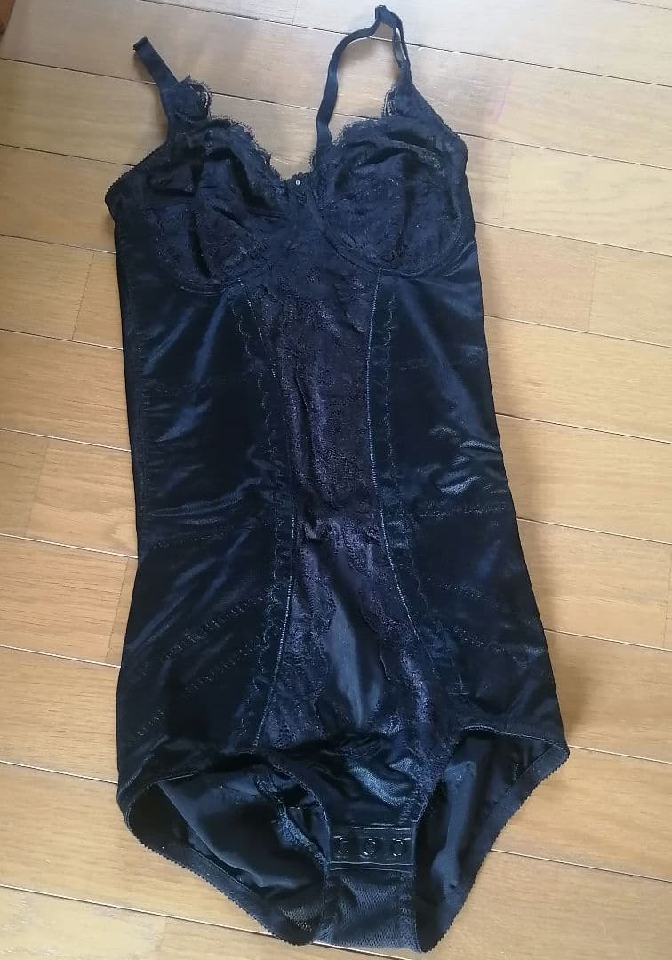 うニコ　シャンデール ブラック ボディスーツ ガードル2枚