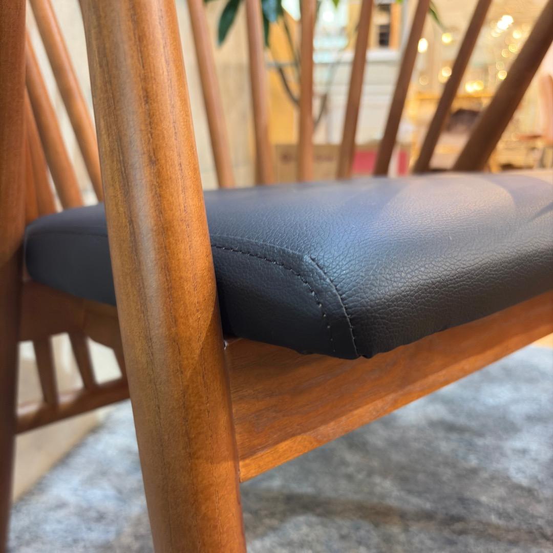 新品　北欧ミッドセンチュリースタイル　アームチェア ブラック合皮 ラウンジチェア