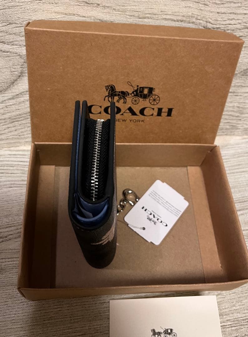 コーチ　可愛いワンちゃん柄　二つ折り　財布　 新品未使用　シグネクチャー