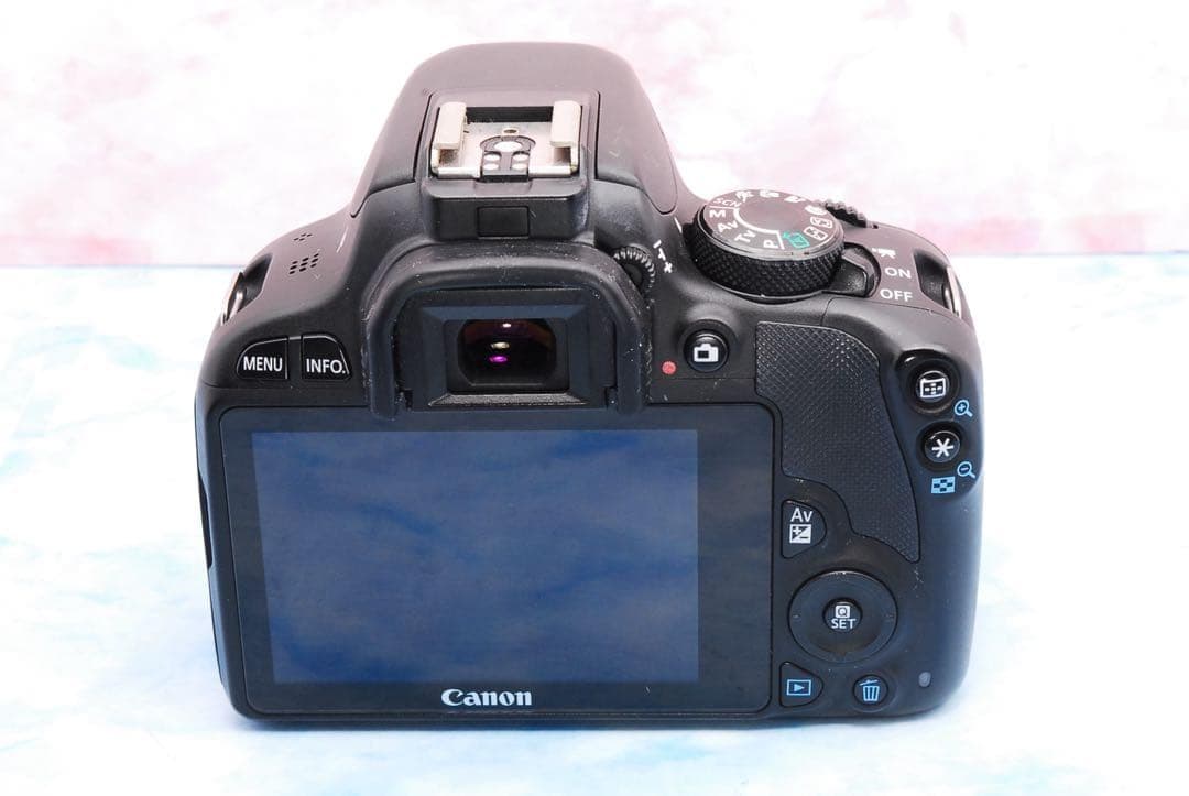 キャノン Kiss X7★バッグ＆ミニ三脚★一眼レフカメラ★軽量＆扱いやすい