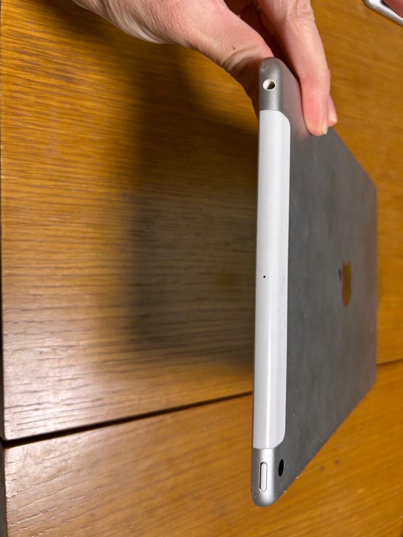 iPad (第5世代) 128GB ホワイト　初期化済み