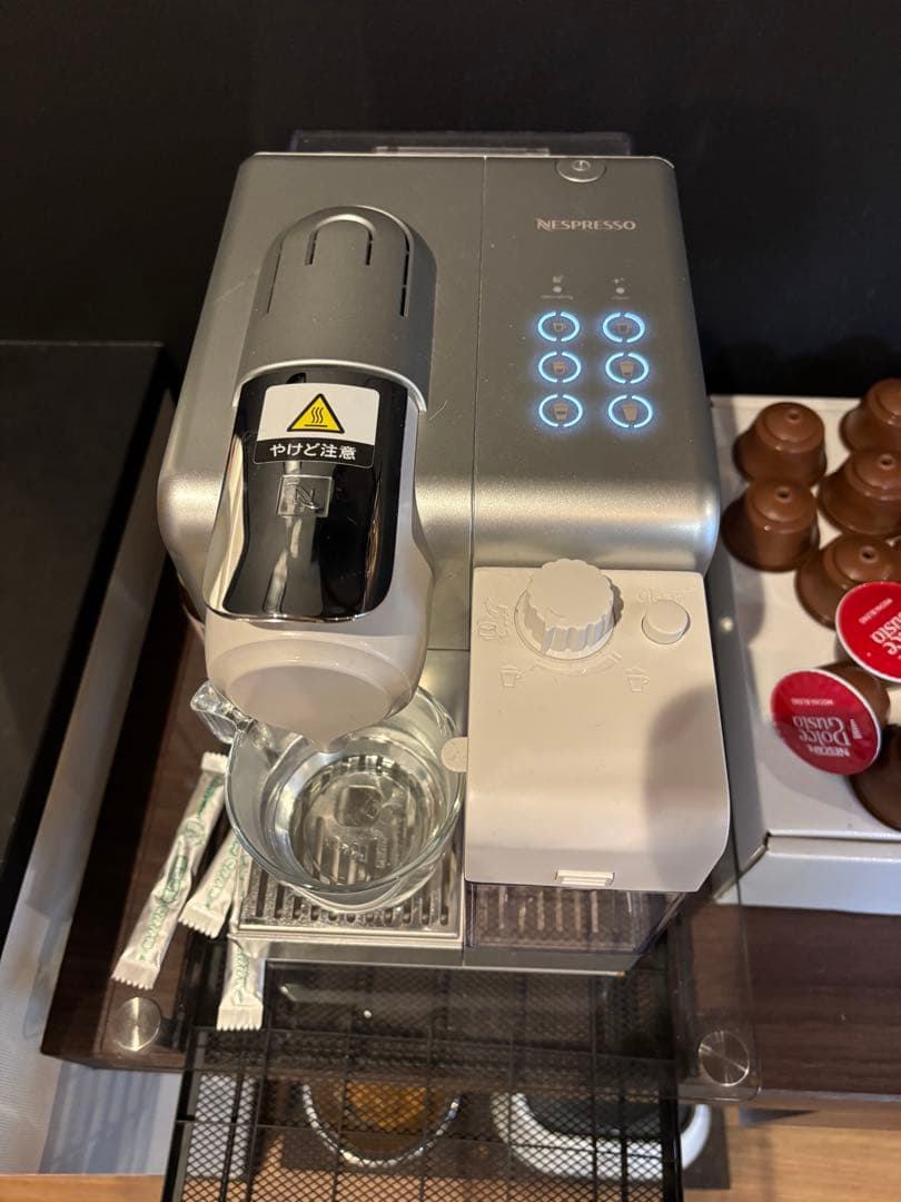 Nespresso エスプレッソマシン シルバー33555円の品。ケースはおまけ