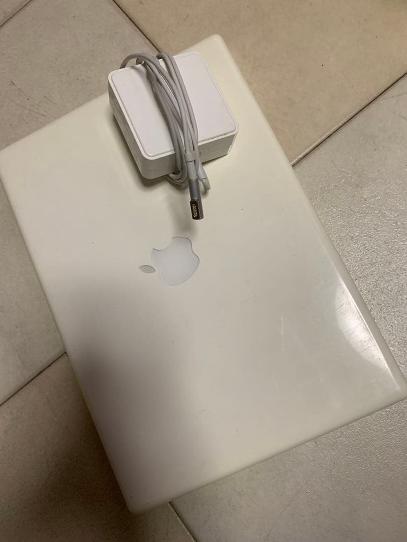 Apple MacBook ホワイト 本体 充電器付き