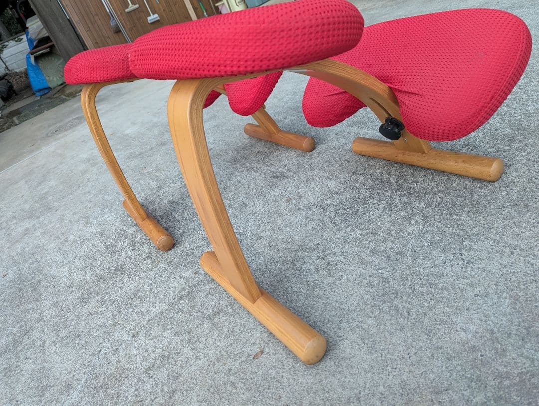 赤い姿勢矯正チェア